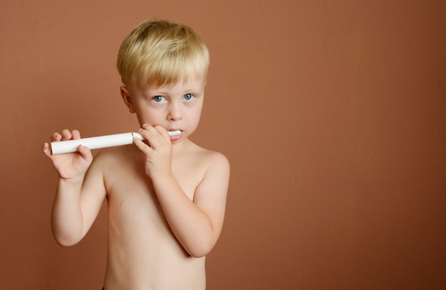 niño cepillándose los dientes