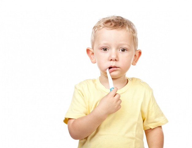 Niño cepillarse los dientes