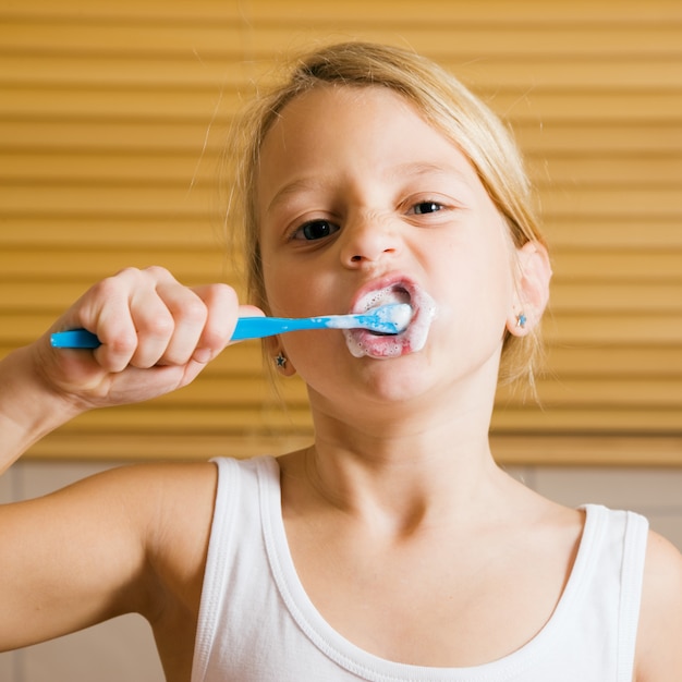 Niño cepillarse los dientes