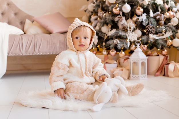 Niño cerca del árbol de Navidad