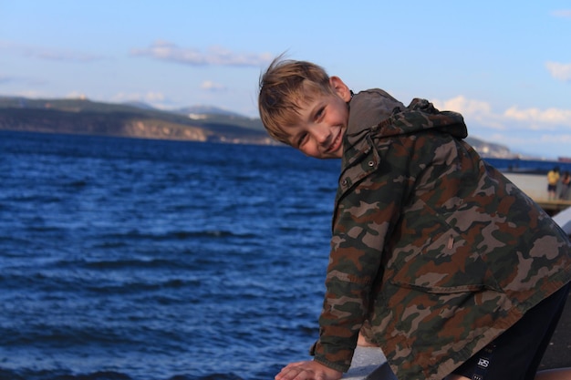 Foto niño cerca del mar