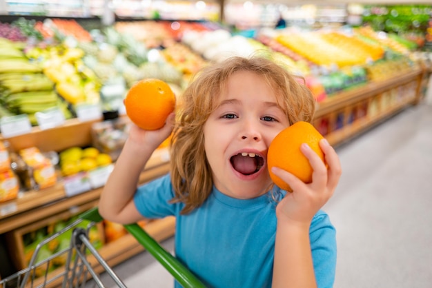 Niño con cesta de la compra de compras en el supermercado tienda de comestibles banner de la cesta de la compra con niños para