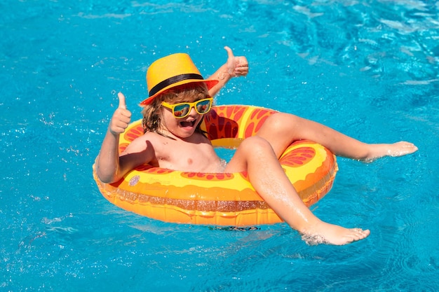 Niño chapoteando en la piscina Actividad de deportes acuáticos de natación en vacaciones de verano con niños Juguetes acuáticos para niños
