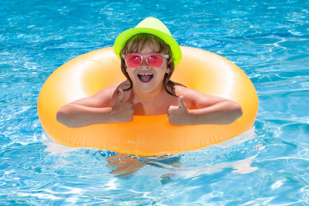 Niño chapoteando en la piscina Estilo de vida activo y saludable Nadar actividad deportiva acuática en vacaciones de verano con niños Juguetes acuáticos para niños