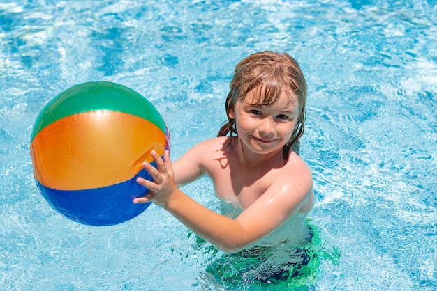 Niño chapoteando en la piscina estilo de vida activo y saludable nadar deportes acuáticos actividad en vacaciones de verano