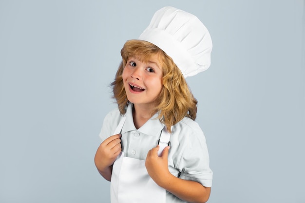 Niño chef cara divertida niño chef vestido cocinero panadero delantal y sombrero de chef aislado sobre fondo de estudio h