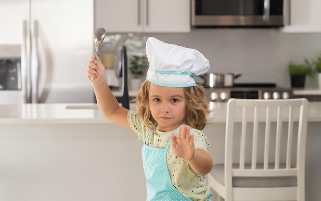 Niño chef cocinar cocina en la cocina Retrato de niño pequeño en uniforme de cocinero Niño lindo para ser chef Niño con sombrero de chef