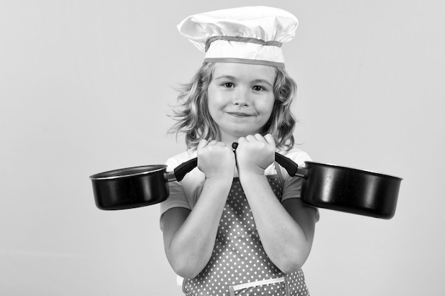 Niño chef cocinero con olla de cocina Retrato de estudio de chef cocinero de niño