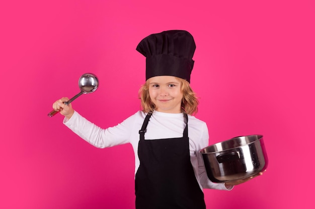 Niño chef cocinero con olla y cucharón Niño chef preparando comida saludable Retrato de niño con gorros de chef