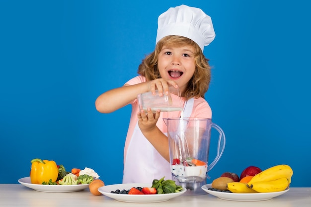 Niño chef cocinero prepara batido de leche batido en estudio azul aislado fondo niños cocinando bo adolescente