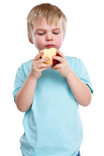 Niño chico chico rubio comiendo manzana fruta otoño saludable formato de retrato aislado en blanco