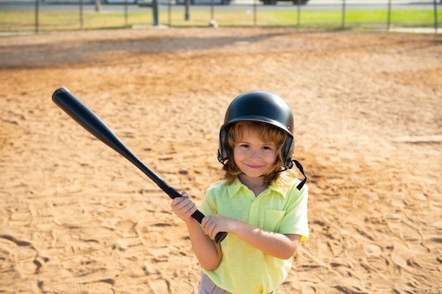 Foto niño chico posando con un bate de béisbol retrato de niño jugando béisbol