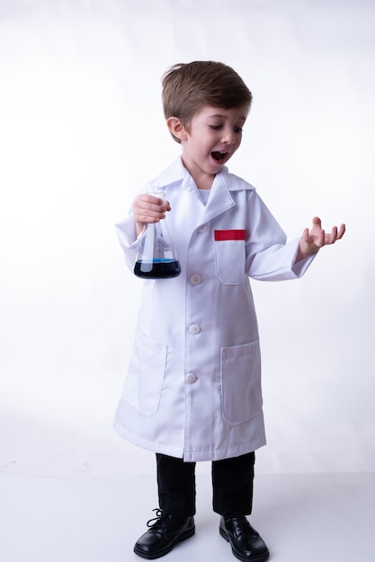 Un niño científico químico aislado en un fondo blanco.