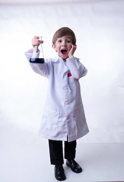 Foto un niño científico químico aislado en un fondo blanco.