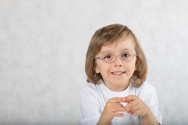 Niño de cinco años con anteojos. De cerca