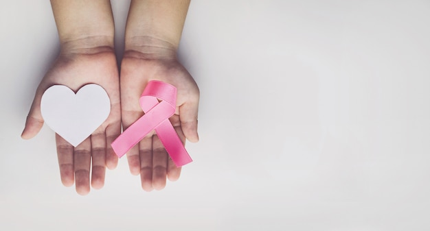 Foto niño con cinta rosa. conciencia del cáncer de mama
