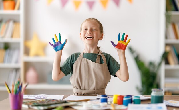 Niño en la clase de arte