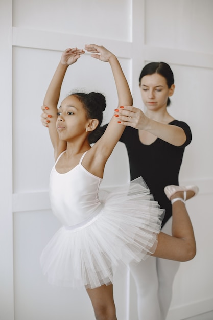 . Niño en clase de baile con teatcher.