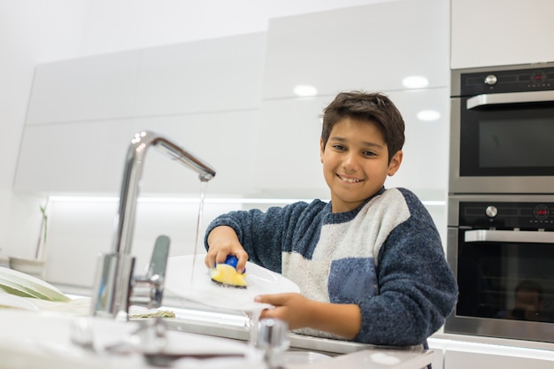 Niño en cocina blanca moderna