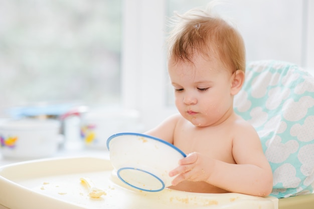 El niño en la cocina comió gachas