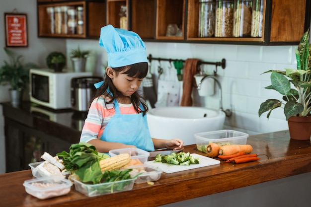 Niño cocinando en la cocina