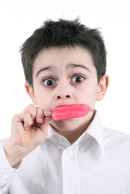 Niño codicioso comiendo un helado