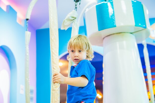 Niño en una colorida sala de juegos