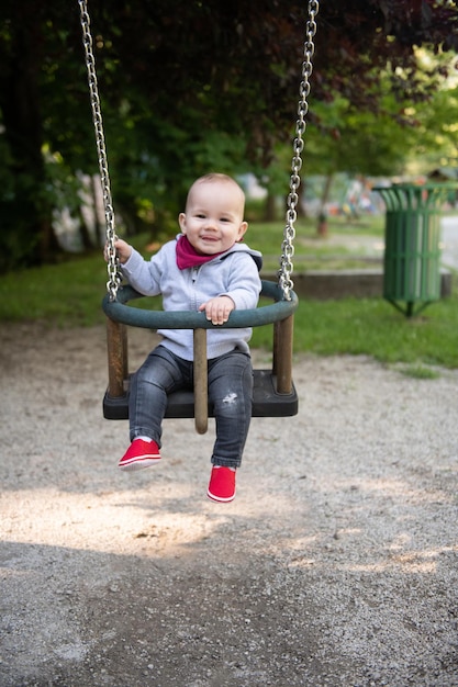 Niño columpiándose en un columpio en un parque