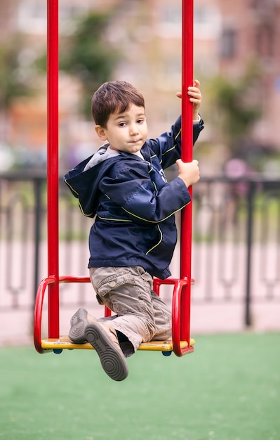 Niño en columpio