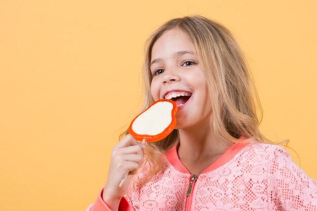 Niño come dulces en palo