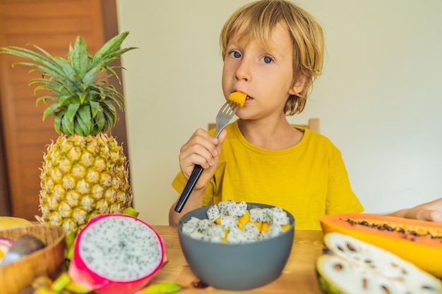Niño come fruta Comida saludable para niños Niño comiendo merienda saludable Nutrición vegetariana para niños Vitaminas para niños