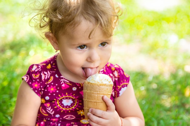 El niño come helado en la calle Enfoque selectivo