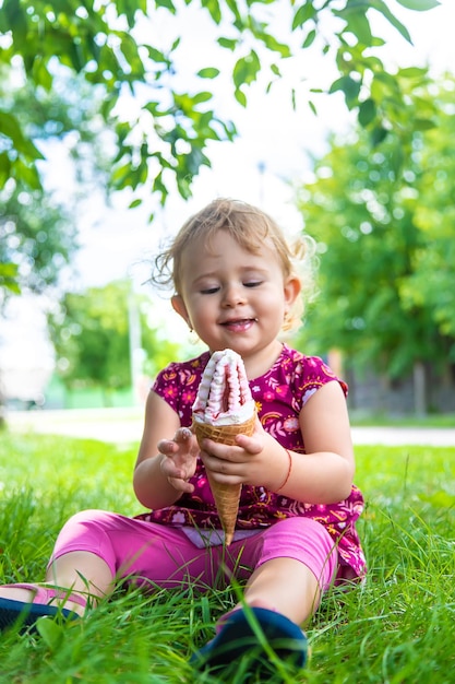 El niño come helado en la calle Enfoque selectivo