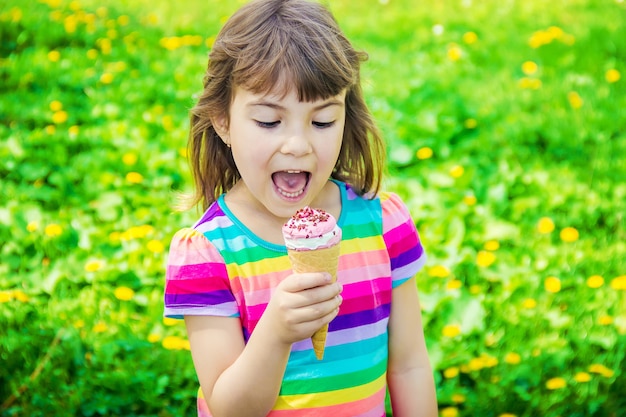 El niño come helado. Enfoque selectivo