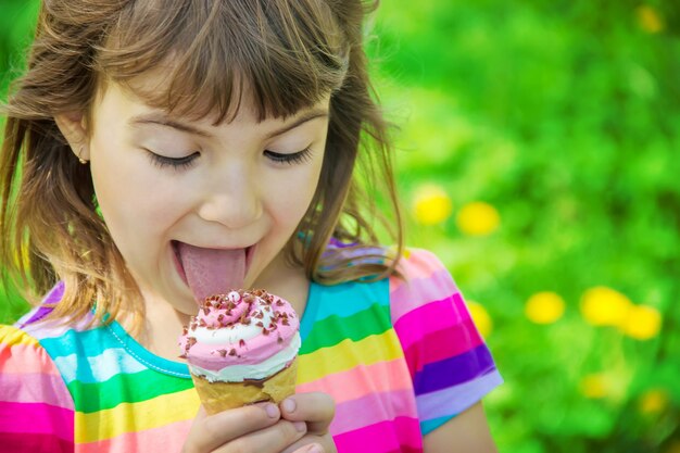 El niño come helado. Enfoque selectivo