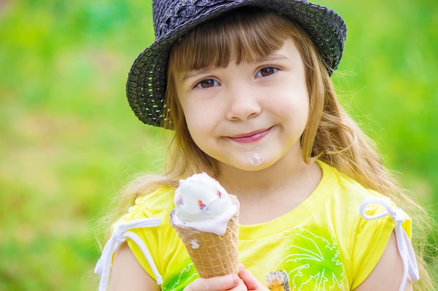 El niño come helado. Enfoque selectivo