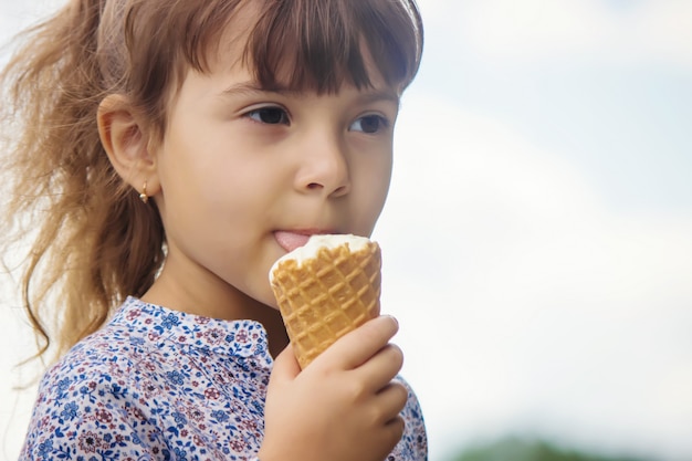 El niño come helado. Enfoque selectivo