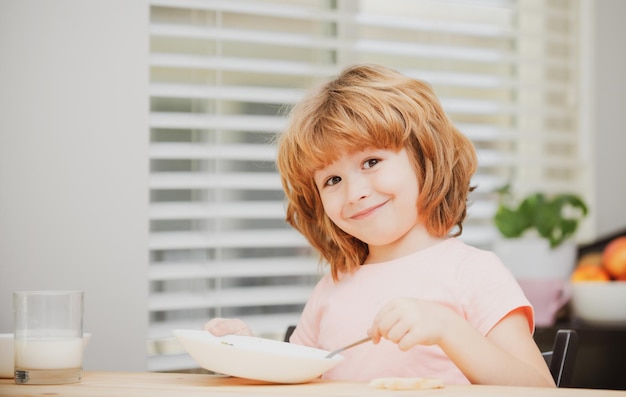 Niño come niño sano y hambriento comiendo sopa con cuchara