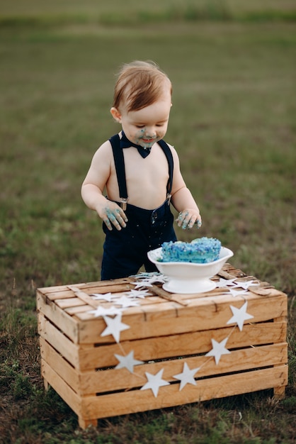 un niño come pastel a mano