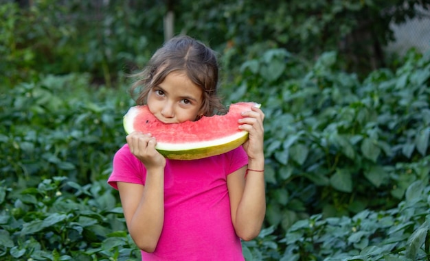 Un niño come una sandía Enfoque selectivo Naturaleza