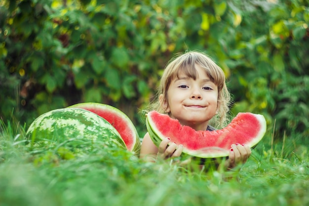 Un niño come sandía. Enfoque selectivo naturaleza.