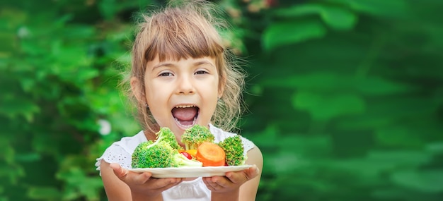 Foto el niño come verduras