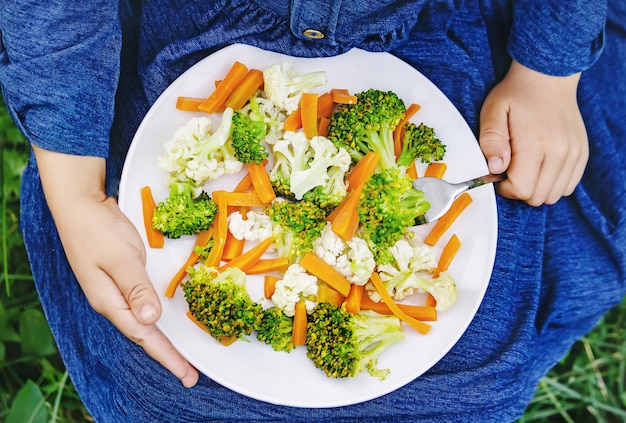 El niño come verduras.