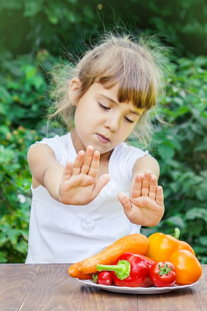 Foto el niño come verduras.