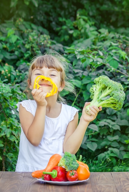 Foto el niño come verduras.