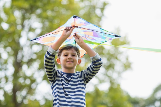 Niño con una cometa en el parque