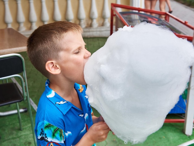 Niño comiendo algodón de azúcar grande