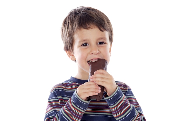 Foto niño comiendo un bollos sobre un fondo blanco