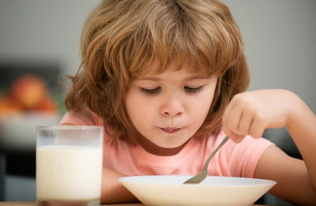 Foto niño comiendo comida saludable niño lindo comiendo sopa para el almuerzo