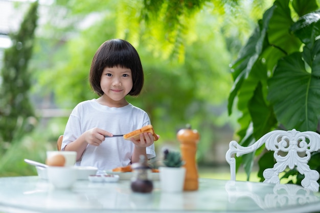 Niño comiendo comida, tiempo feliz, desayuno